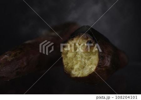 焼きたて熱々の焼き芋( 鳴門金時 )秋の味覚 黒バック 焼きたて熱々の焼き芋( 鳴門金時 )秋の味覚 黒バック 108204101