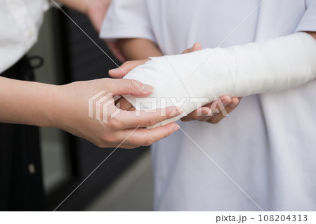 骨折や打撲、捻挫をして腕を固定するイメージ　俯瞰	 108204313