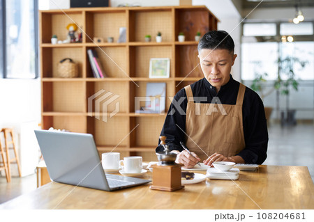 商品の原価を計算するアジア人経営者 108204681