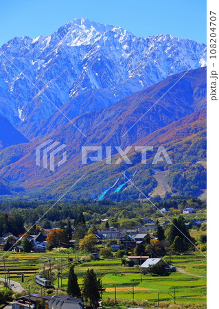 白馬の三段紅葉の中を行く絶景路線 108204707