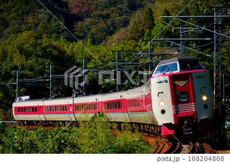 クモハ381形を先頭に走るやくも号 108204808