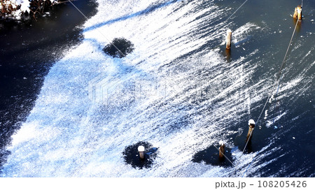 凍った湖面と杭 凍った湖面と杭 108205426