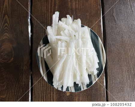 大和いもの千切り 108205432