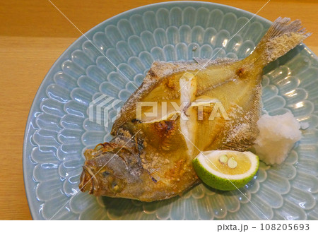 磯の香り豊かなカレイの塩焼きの写真 磯の香り豊かなカレイの塩焼きの写真 108205693