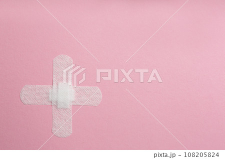 Sticking plasters on pink background, top view. Space for text 108205824