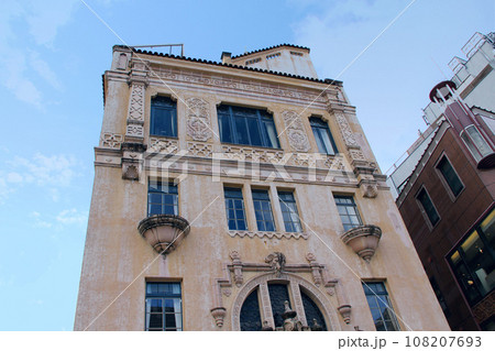 京都のまちなみ　四条河原町　東華菜館　正面四条通り側の2階より上部　レトロモダン建築 108207693