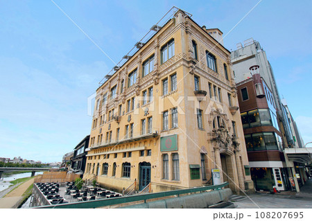 京都のまちなみ　四条河原町　東華菜館　正面と鴨川側の東面　レトロモダン建築 108207695