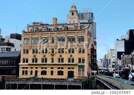 京都のまちなみ　四条河原町　東華菜館　四条大橋からの鴨川側の東面　レトロモダン建築 108207697