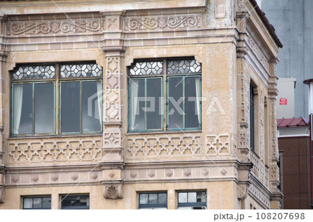京都のまちなみ 四条河原町 東華菜館 鴨川側東面の窓部 レトロモダン建築 京都のまちなみ 四条河原町 東華菜館 鴨川側東面の窓部 レトロモダン建築 108207698