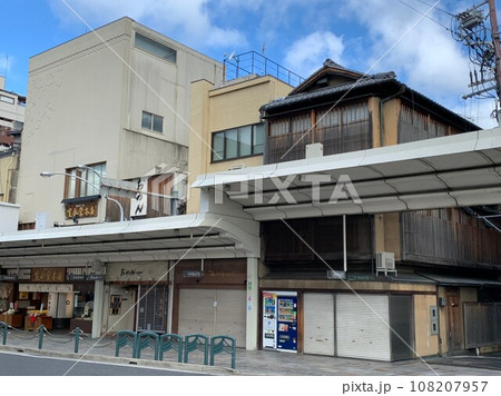 京都のまちなみ　四条河原町　先斗町　四条通り　名代おめん四条先斗町店・寛永堂四条本店 108207957