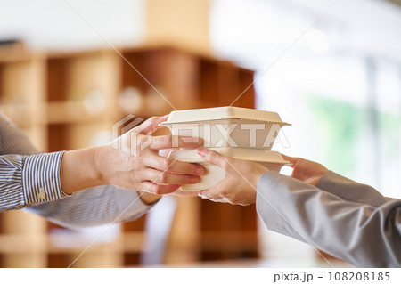 テイクアウトランチを渡す飲食店の店員 108208185