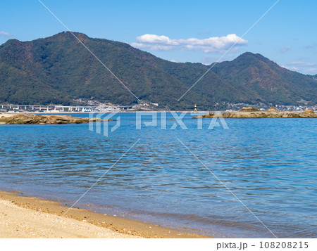 佐木島(広島県三原市)の海岸から見た瀬戸内海の風景。 108208215