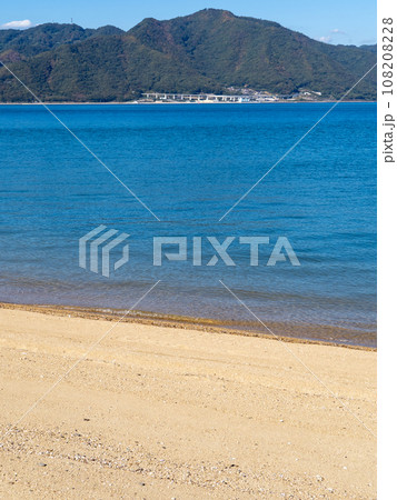 佐木島(広島県三原市)の砂浜の波打ち際と穏やかな瀬戸内海の風景。(縦構図) 佐木島(広島県三原市)の砂浜の波打ち際と穏やかな瀬戸内海の風景。(縦構図) 108208228