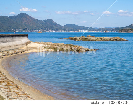 佐木島(広島県三原市)の海岸と穏やかな瀬戸内海の風景。 佐木島(広島県三原市)の海岸と穏やかな瀬戸内海の風景。 108208230