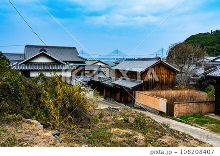 【重要伝統的建造物群保存地区】笠島 笠島集会所から見た集落1 香川県丸亀市本島 【重要伝統的建造物群保存地区】笠島 笠島集会所から見た集落1 香川県丸亀市本島 108208407