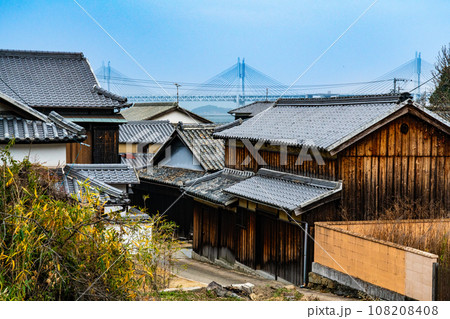 【重要伝統的建造物群保存地区】笠島　笠島集会所から見た集落2　香川県丸亀市本島 108208408