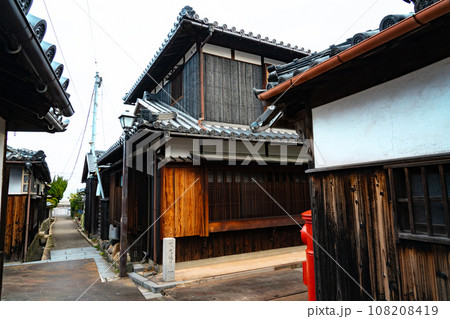 【重要伝統的建造物群保存地区】笠島 丸ポストのある辻 香川県丸亀市本島 【重要伝統的建造物群保存地区】笠島 丸ポストのある辻 香川県丸亀市本島 108208419
