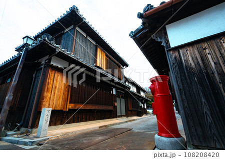 【重要伝統的建造物群保存地区】笠島 丸ポストのある辻 香川県丸亀市本島 【重要伝統的建造物群保存地区】笠島 丸ポストのある辻 香川県丸亀市本島 108208420