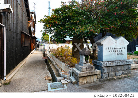 【重要伝統的建造物群保存地区】笠島 石碑と民家と路地2 香川県丸亀市本島 【重要伝統的建造物群保存地区】笠島 石碑と民家と路地2 香川県丸亀市本島 108208423