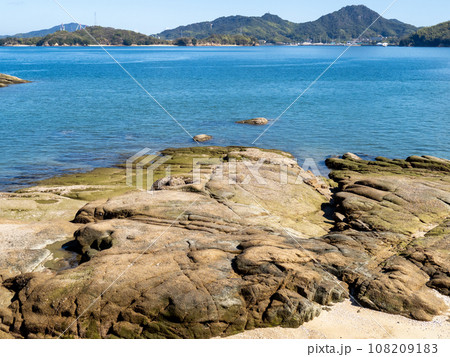 佐木島(広島県三原市)の海岸と穏やかな瀬戸内海の風景。 佐木島(広島県三原市)の海岸と穏やかな瀬戸内海の風景。 108209183