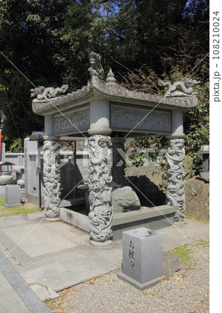 四国霊場第2番札所「極楽寺」手水場 四国霊場第2番札所「極楽寺」手水場 108210024