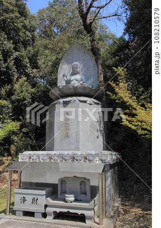 四国霊場第2番札所「極楽寺」境内の釈迦如来像 108210579