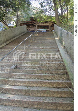 四国霊場第2番札所「極楽寺」本堂へ続く参道 108210588