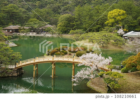 日本 香川 高松 栗林公園 日本庭園 池 迎春橋 日本 香川 高松 栗林公園 日本庭園 池 迎春橋 108210661