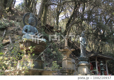 四国霊場第2番札所「極楽寺」境内 108210937