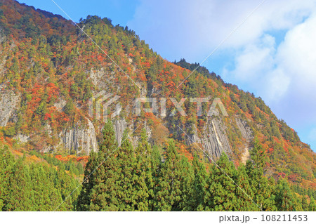 秋山郷 錦秋の布岩山 秋山郷 錦秋の布岩山 108211453