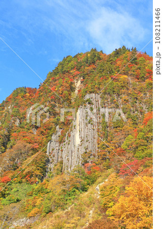 秋山郷 錦秋の布岩山 秋山郷 錦秋の布岩山 108211466