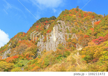 秋山郷 錦秋の布岩山 秋山郷 錦秋の布岩山 108211472