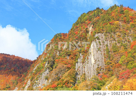 秋山郷 錦秋の布岩山 秋山郷 錦秋の布岩山 108211474