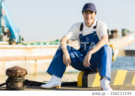 漁港で働く若い漁師さん 108211544