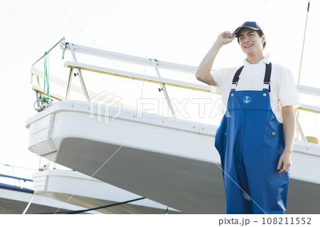 漁港で働く若い漁師さん 108211552