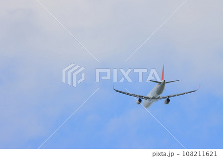 離陸上昇する旅客機 離陸上昇する旅客機 108211621