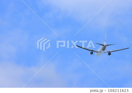離陸上昇する旅客機 離陸上昇する旅客機 108211623