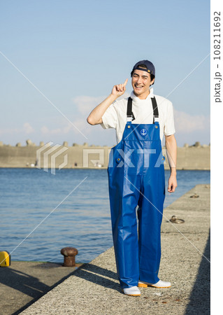 漁港で働く若い漁師さん 108211692