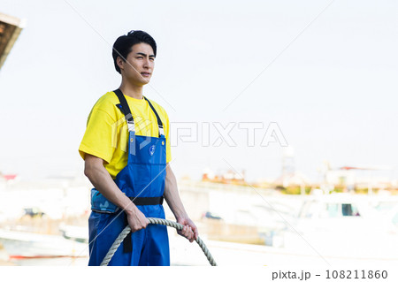 漁港で働く若い漁師さん 108211860