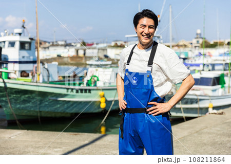 漁港で働く若い漁師さん 108211864