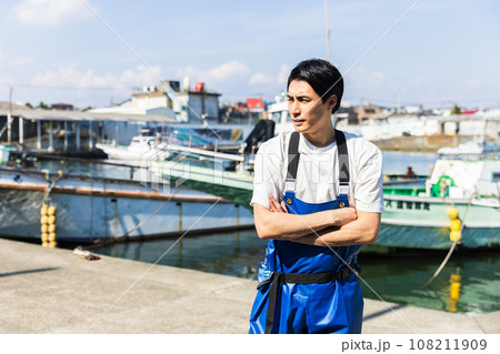 漁港で働く若い漁師さん 漁港で働く若い漁師さん 108211909