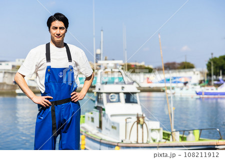 漁港で働く若い漁師さん 108211912