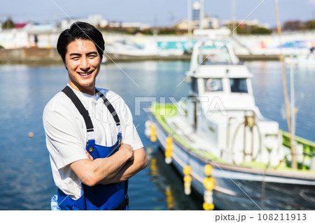 漁港で働く若い漁師さん 漁港で働く若い漁師さん 108211913