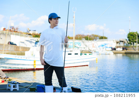 釣りを楽しむ男性 釣りを楽しむ男性 108211955