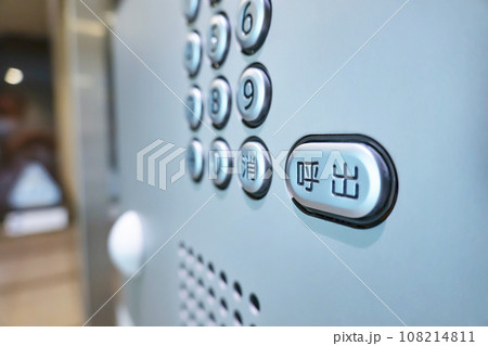 マンションエントランスのインターホン 108214811