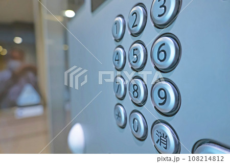 マンションエントランスのインターホン 108214812