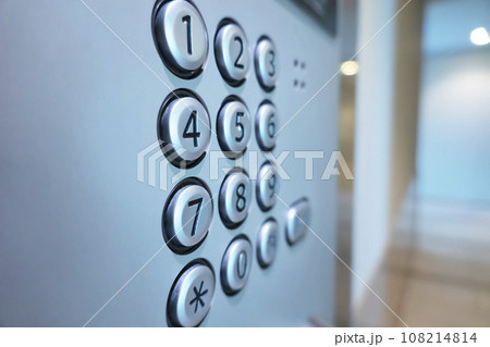 マンションエントランスのインターホン 108214814