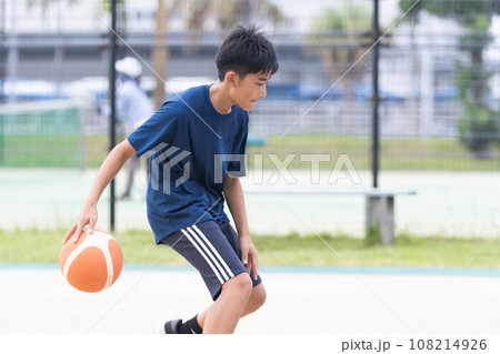 バスケットボールをする少年 108214926