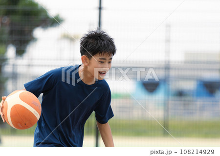 バスケットボールをする少年 バスケットボールをする少年 108214929