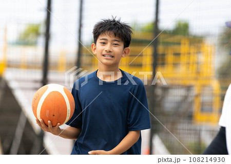 バスケットボールを持つ男性 108214930